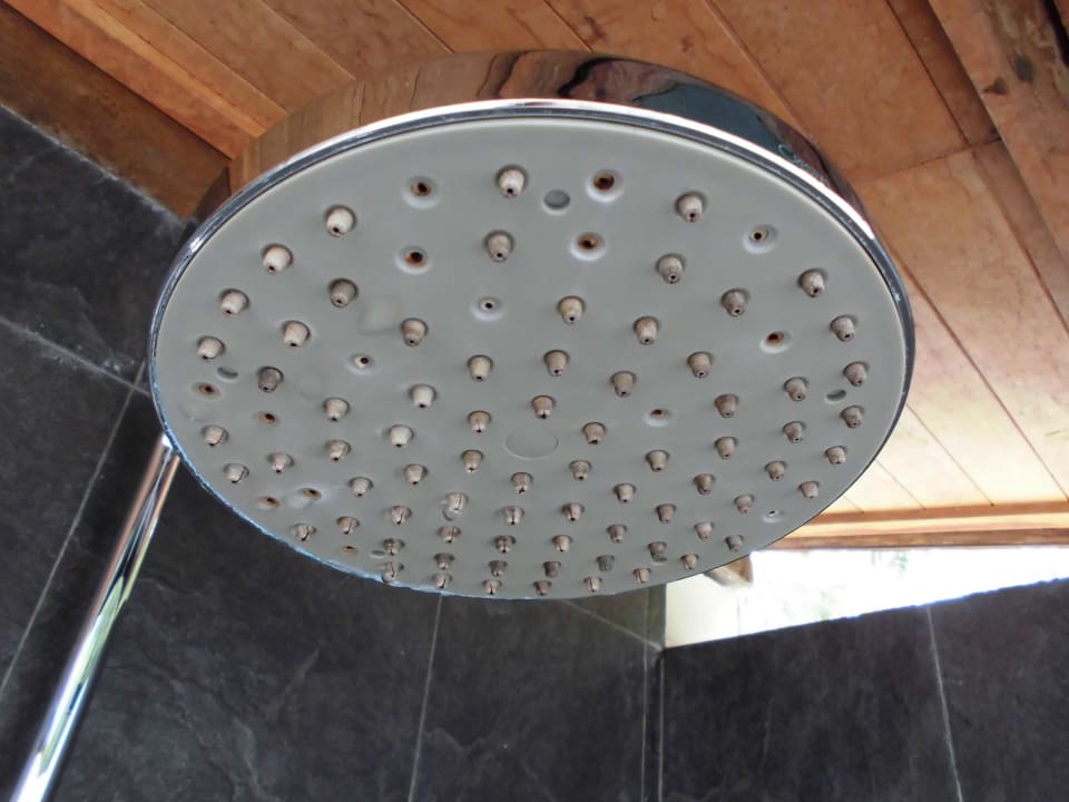 Der Duschkopf hat schon bessere Zeiten gesehen Meeru Maldives Resort Island