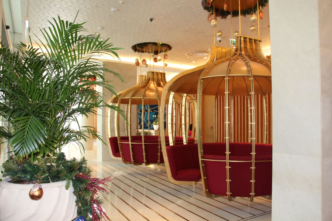 Lustiger Sitzbereich bei der Rezeption Crowne Plaza Hotel Yas Island