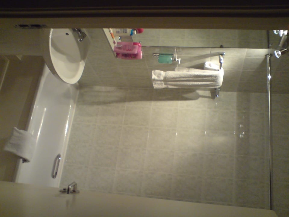 Sehr sauberes Bad - klein aber fein  DoubleTree by Hilton London Angel Kings Cross