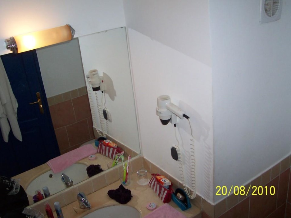 Spiegel und Waschtisch  Jaz Makadi Oasis Resort