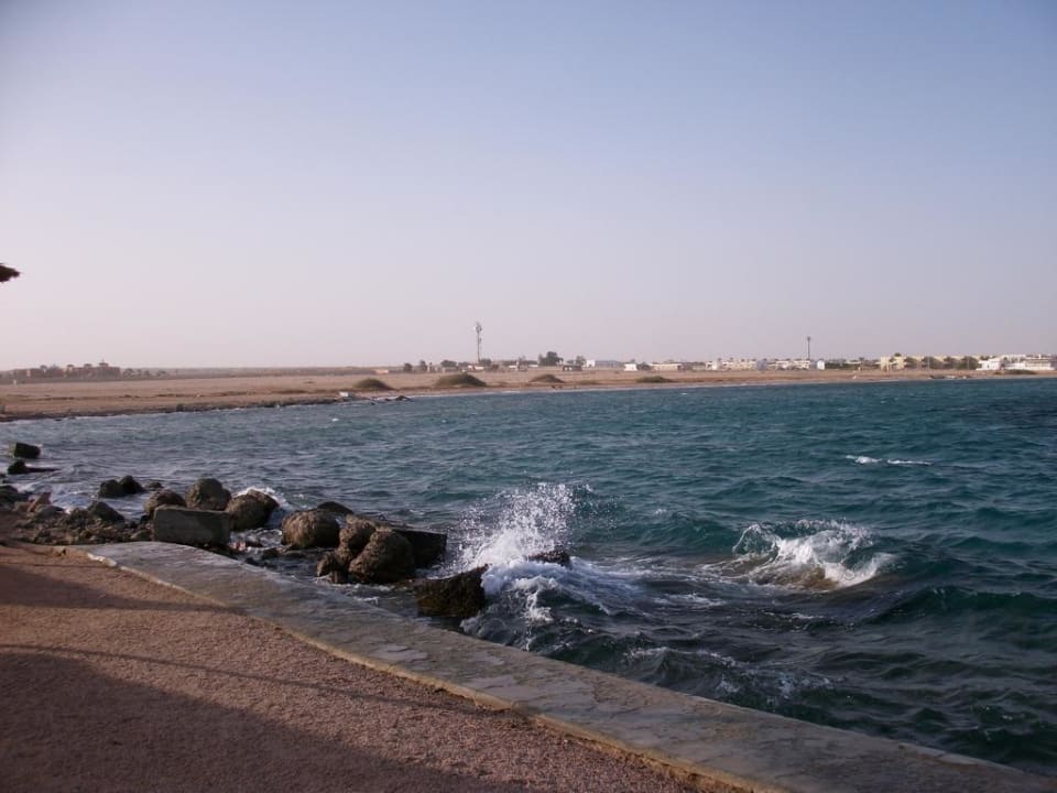 Strandabschnitt hinter der befestigten Anlage Pickalbatros Aqua Park Resort - Hurghada