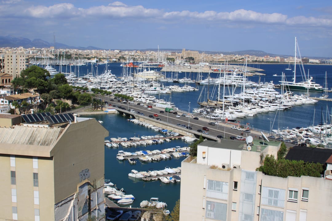 Blick von der Terrasse auf den Hafen Hotel Amic Horizonte