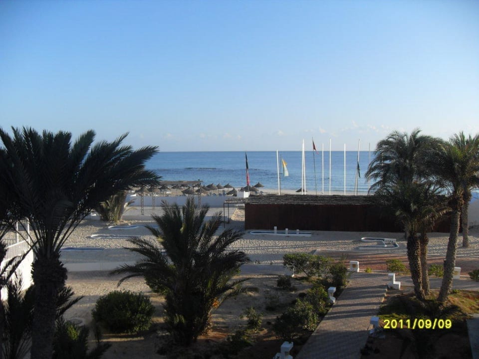 Blick zur Minigolfanlage und Strand. Calimera Yati Beach