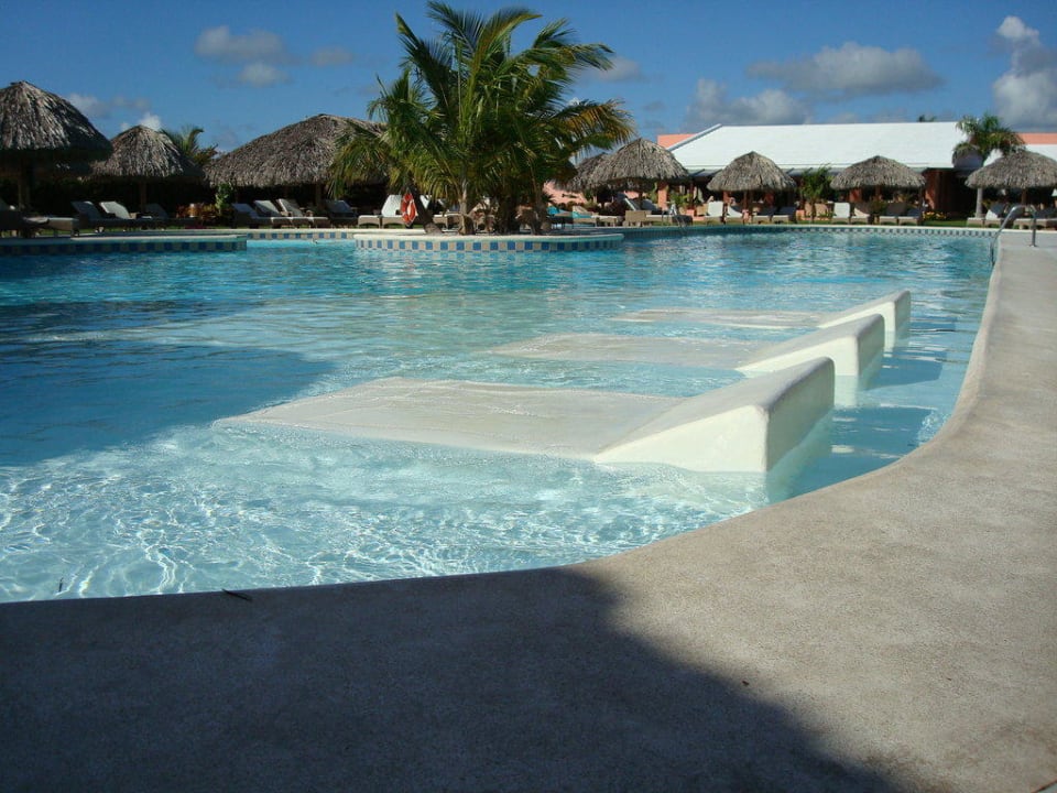 Royal Pool mit intregrierten Sonnenliegen Catalonia Royal Bavaro - Adults only