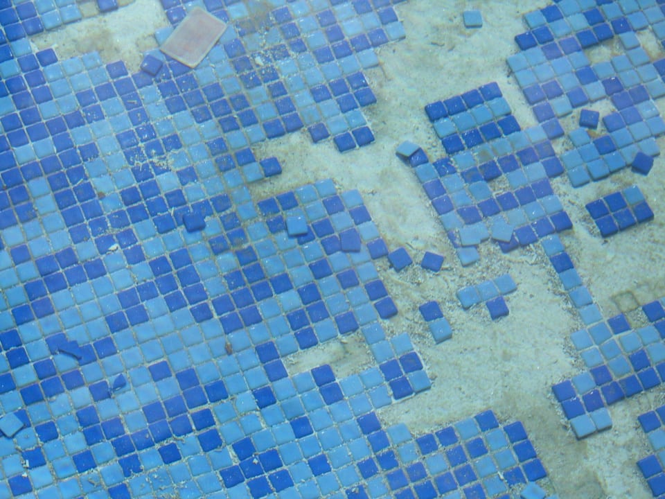 Pool defekte Fliesen - nur mit Schuhen Baden Imperial Palace Hotel