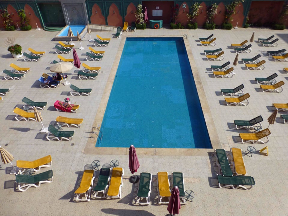 Innenhof mit Pool und Liegen Hotel Ryad Mogador Gueliz