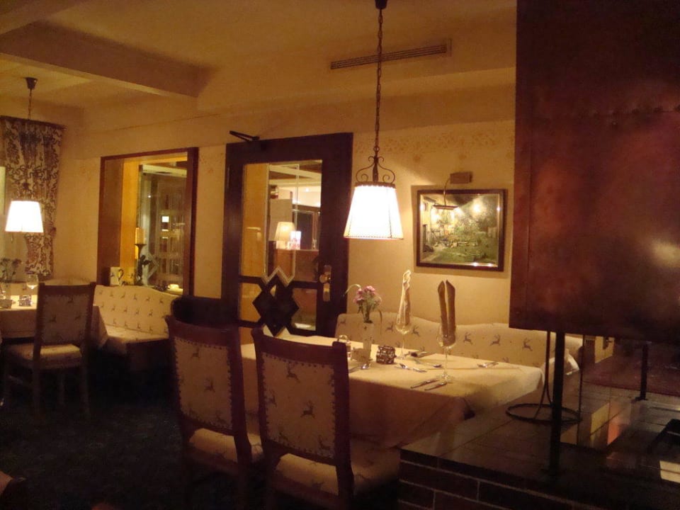 Restaurantbereich am Abend Das Johannesbad Medical Spa & Vitalrefugium