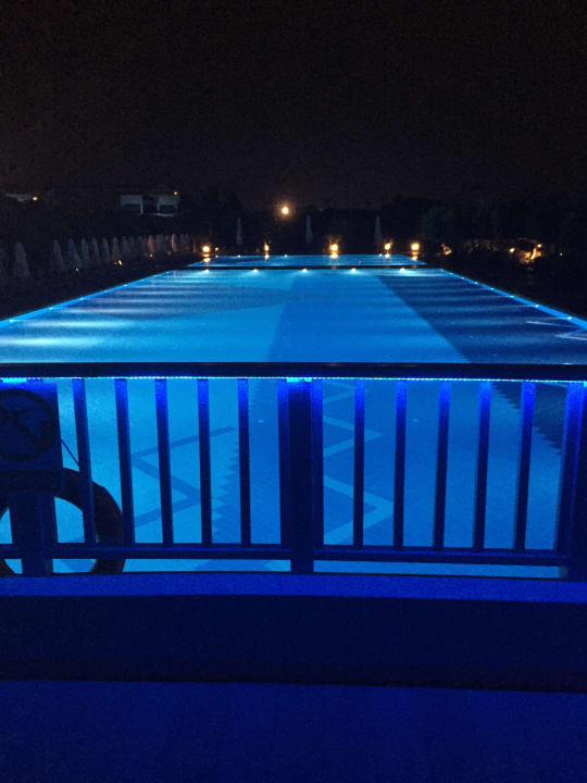 Pool bei Nacht  Susesi Luxury Resort
