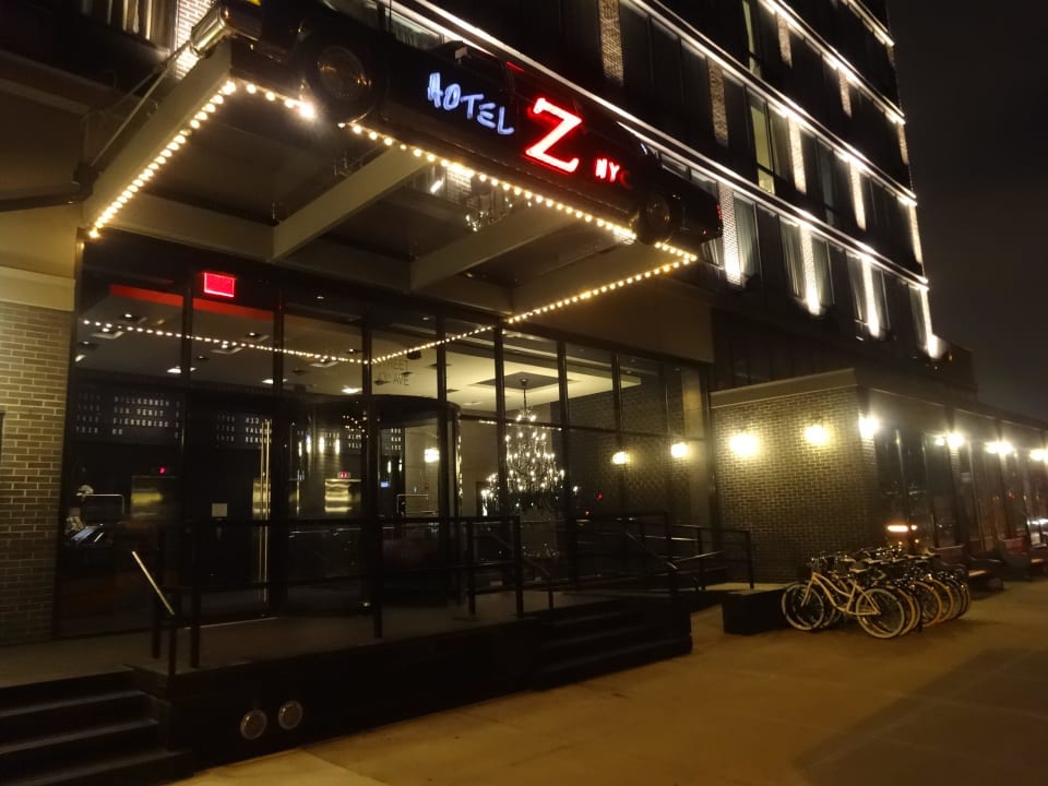 Der Eingangsbereich am Abend Z Hotel NYC