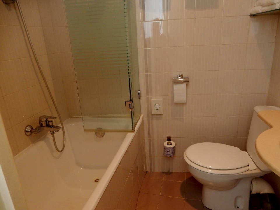 Badewanne/Dusche und WC Hotel Du Golfe
