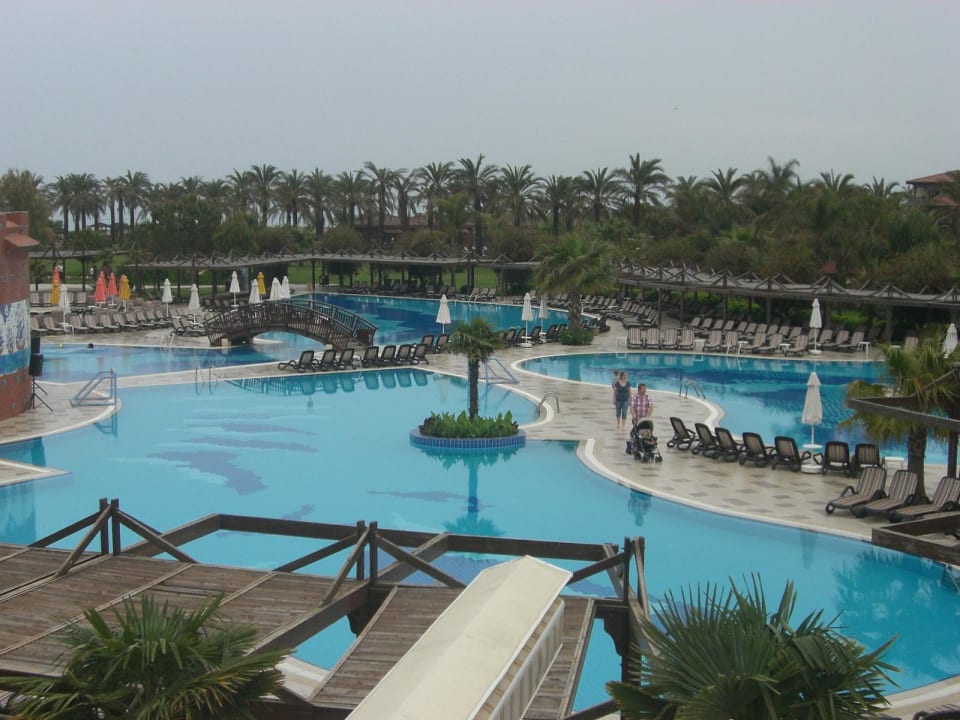 Blick über die Poolanlage Calimera Serra Palace