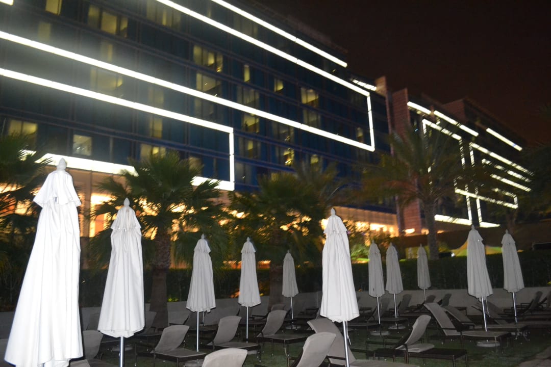 Вечерний вид отеля Fairmont Bab Al Bahr