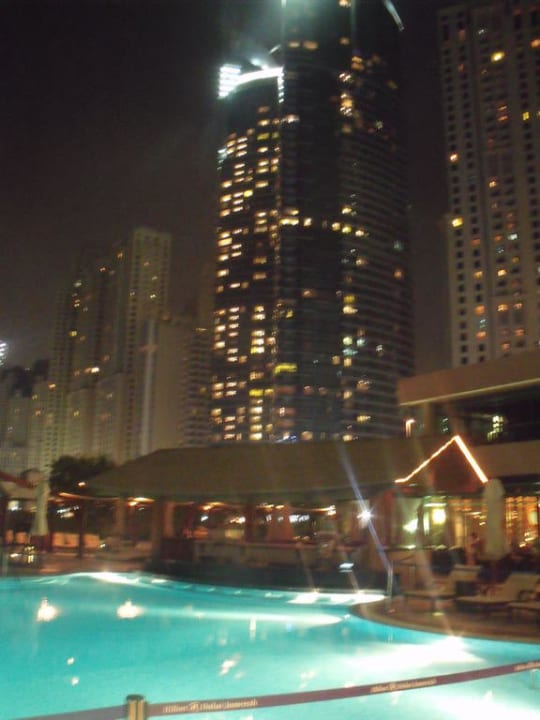 Hotelpool bei Nacht Hilton Dubai Jumeirah