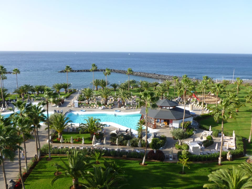 Ausbilck Dachterrasse auf Gartenanlage rechts Hotel Riu Palace Tenerife