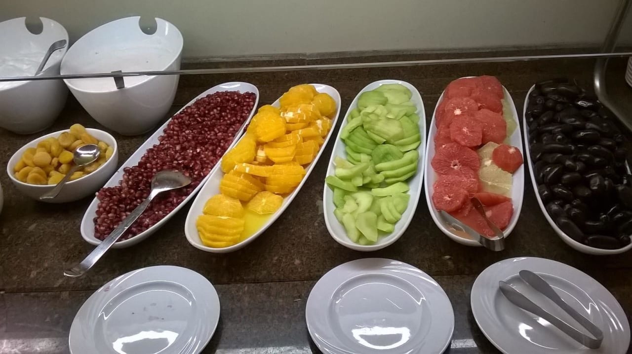 Zum Frühstück frisches Obst Three Corners Equinox Beach Resort