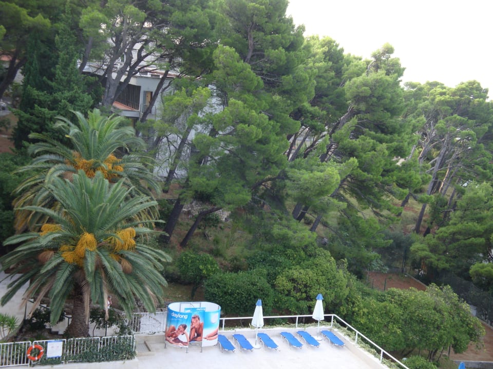 Blick zu dem Nachbarhotel Soline Bluesun Hotel Maestral