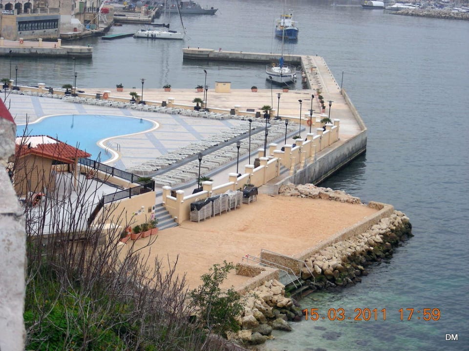 Der kleine Hotelstrand Grand Hotel Excelsior Malta