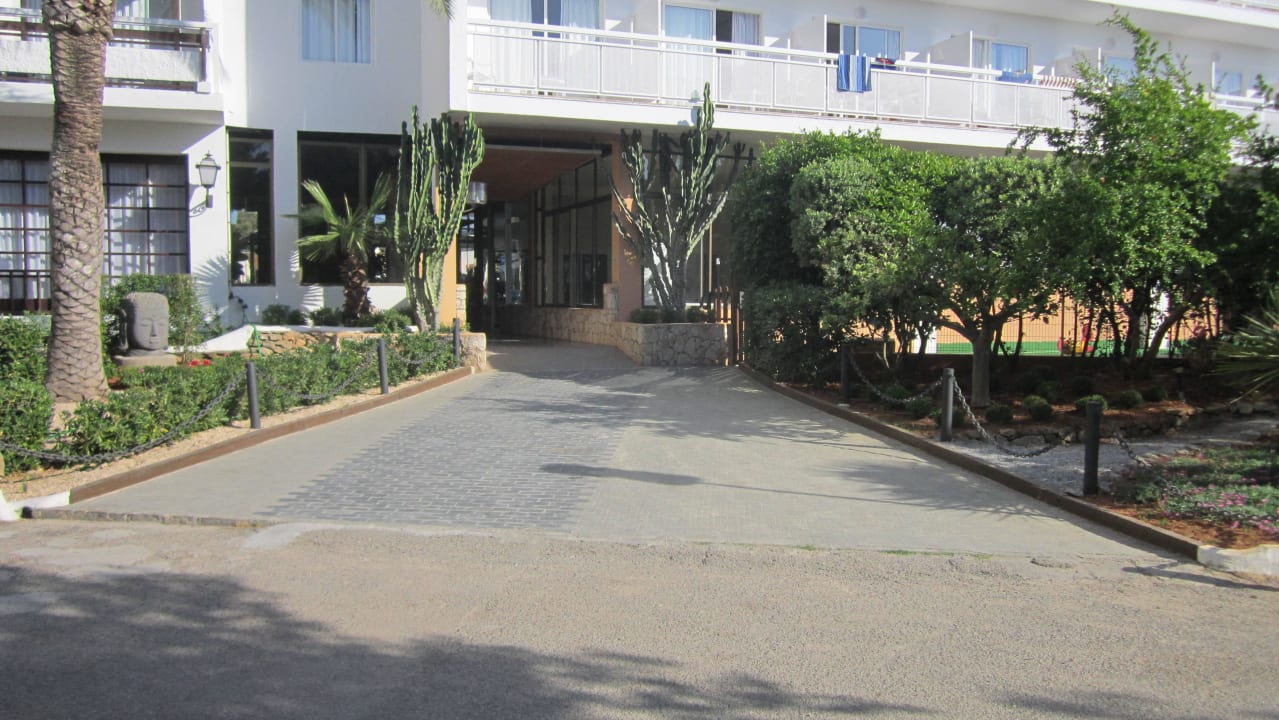 Der Weg zum großen Pool azuLine Hotel Bergantin