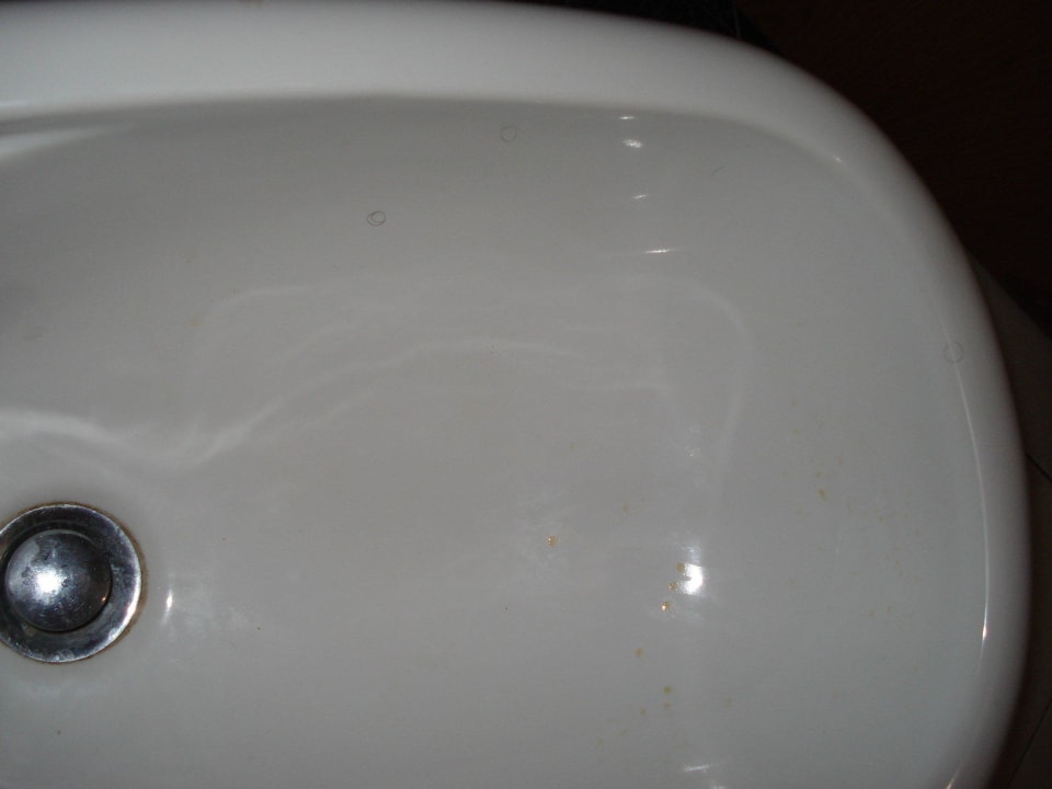 Urinflecken und haare vom Vorgänger im bidet Hotel Moon Valley Apartments