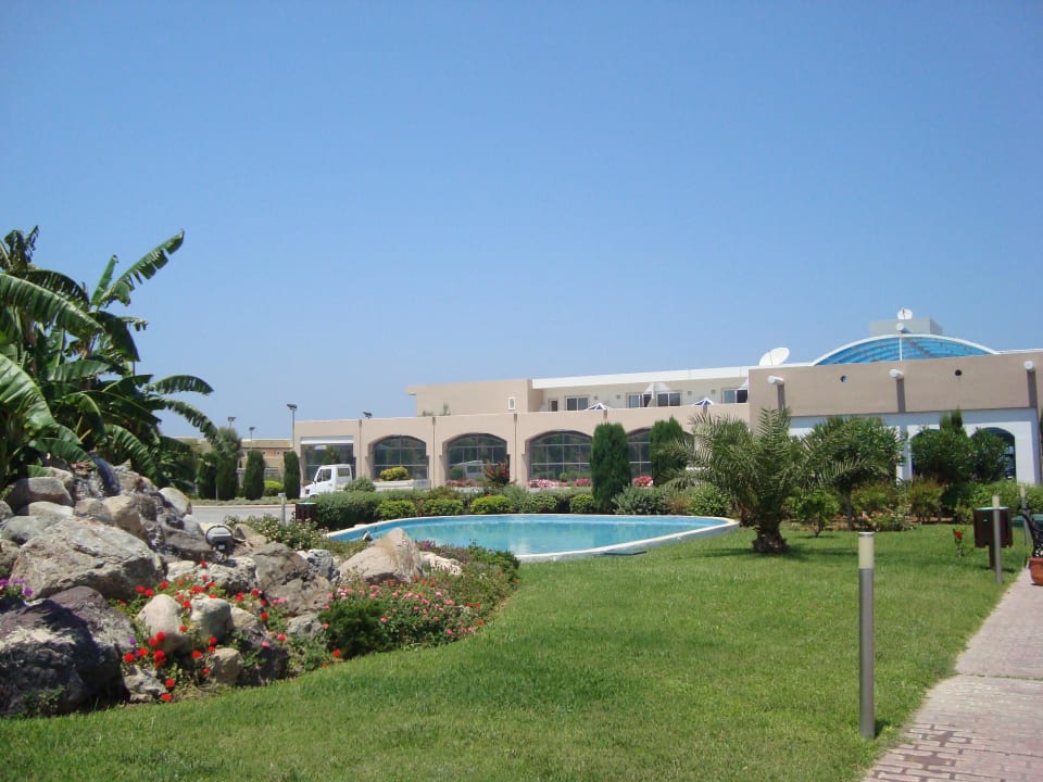 Hotel von der Strasse aus gesehen Atlantica Marmari Palace