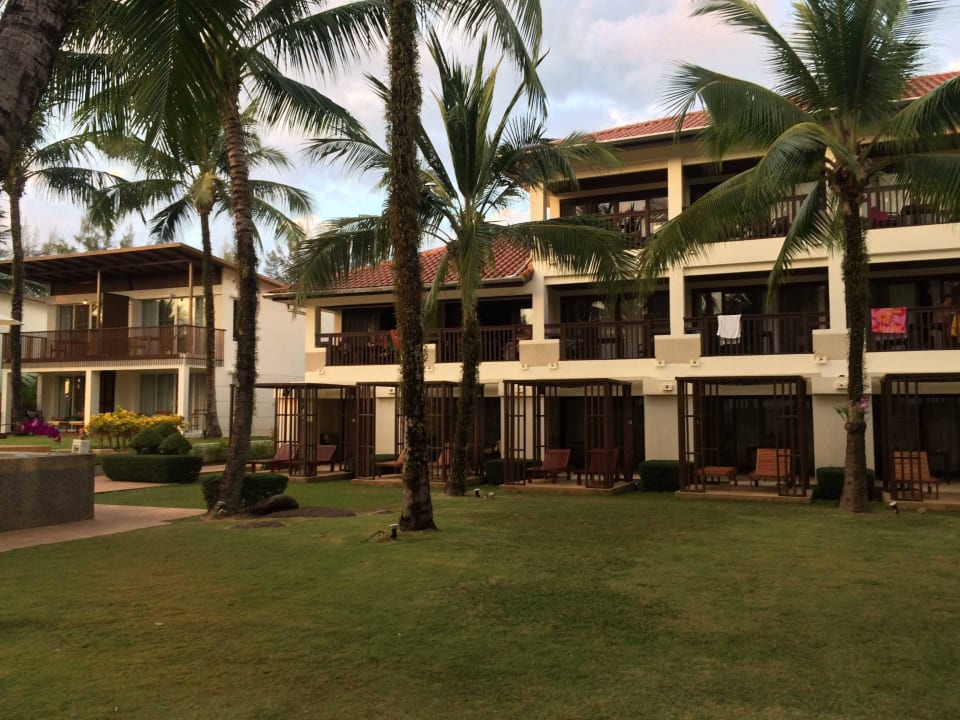 Zimmer im Sonnenblock beim Haupthaus The Briza Beach Resort Khaolak