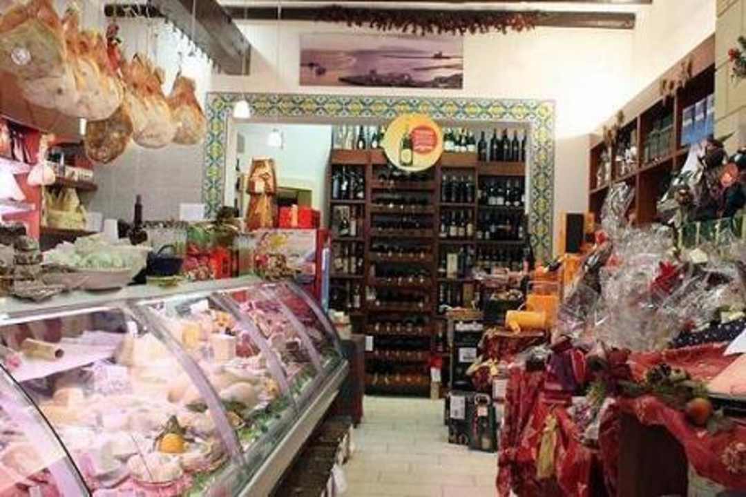 Negozio di prodotti tipici Renda Appartamenti