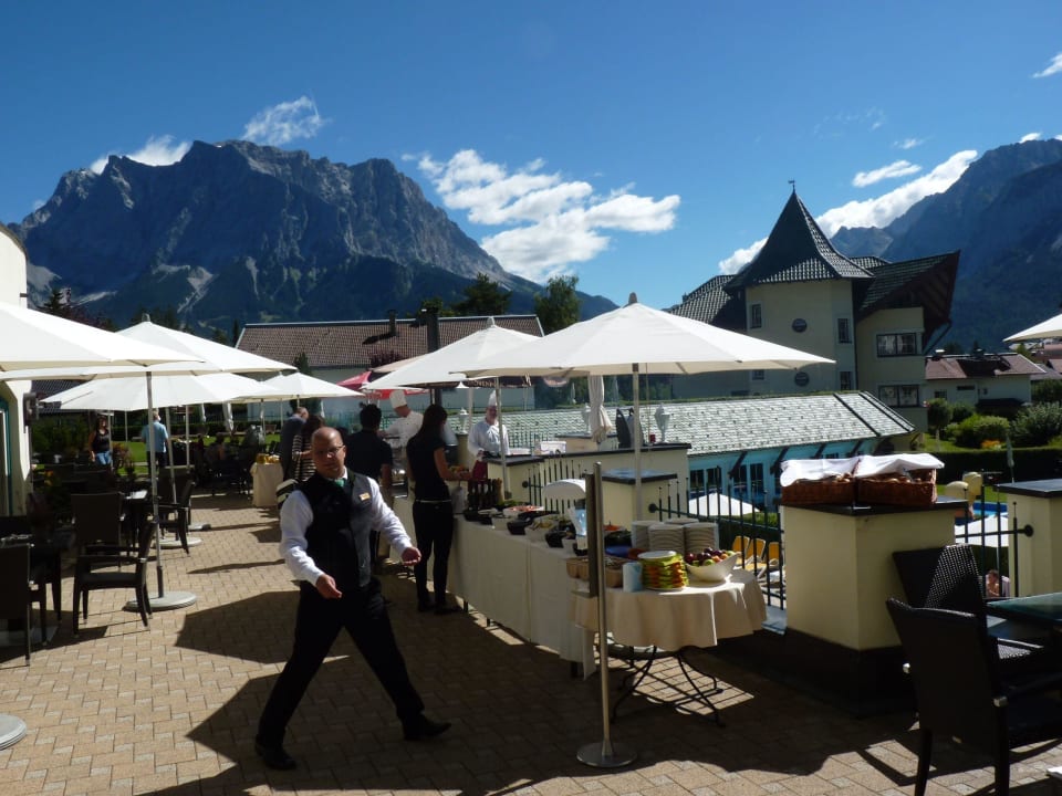 Mittagsbuffet bei schönem Wetter Alpenrose - Familux Resort