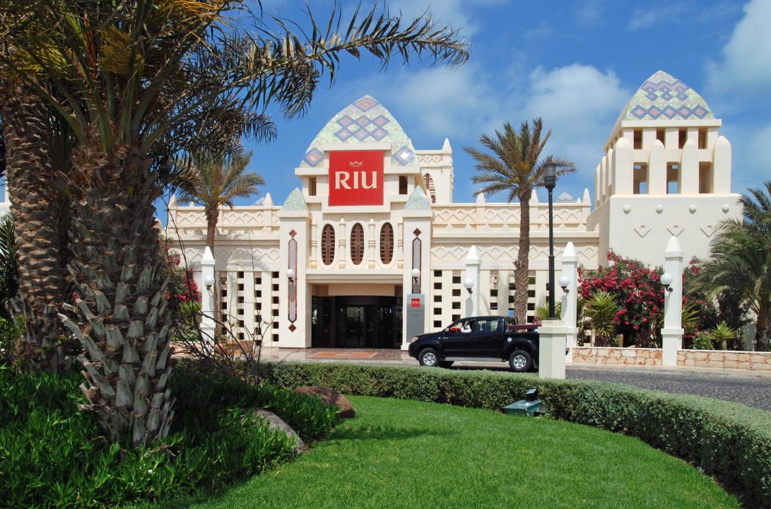 Eingangsbereich mit Zufahrt Hotel Riu Karamboa