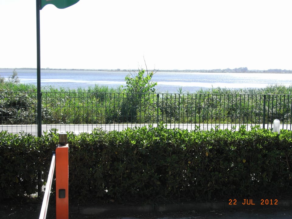 Zufahrtsschranke zum Parkplatz  Tizé Village