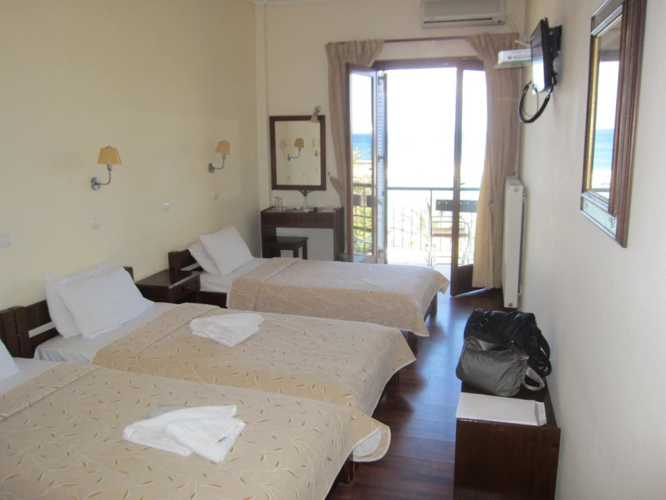 Zimmer, großer Kasten, Kühlschrank Akroyali Hotel & Villas