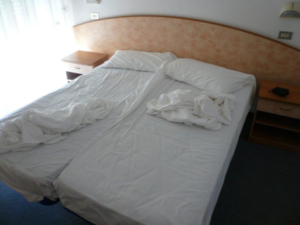 Bett im Zimmer Hotel Gastone Riviera