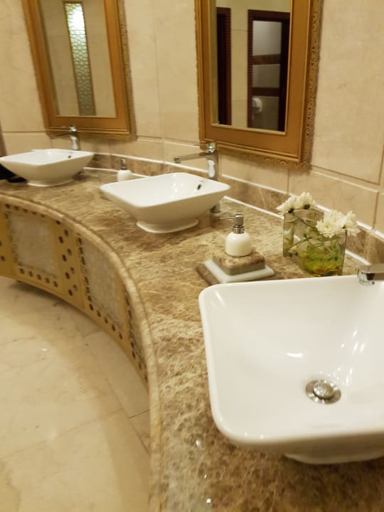 Wc immer mit schönen Blumen toll. Pickalbatros White Beach Resort - Hurghada