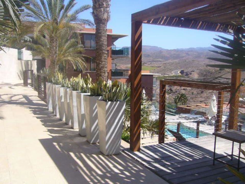 Einer der Zugänge zu den Pools im Innenhof Salobre Hotel Resort & Serenity