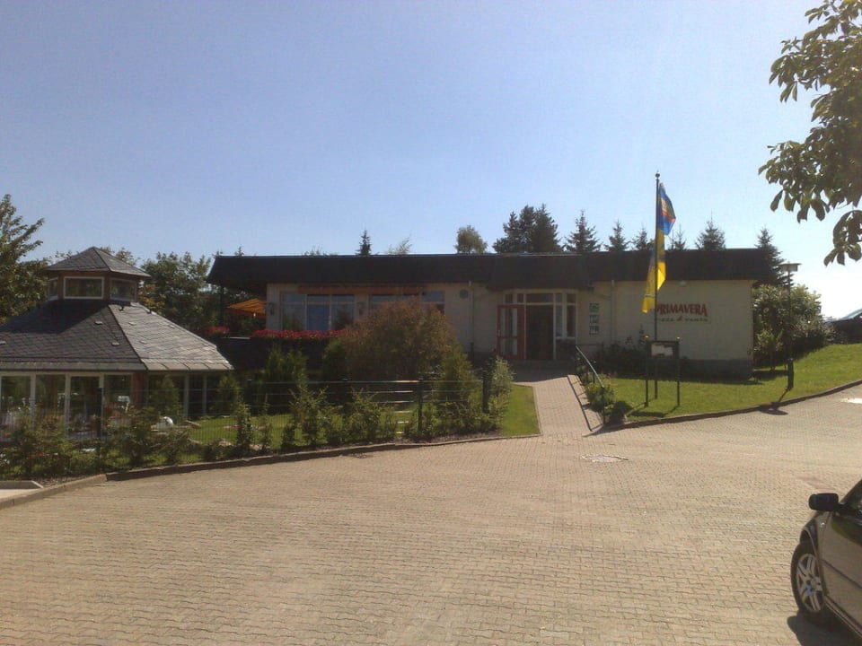 Ansicht Richtung Pizzeria-Pool Familotel Aparthotel am Rennsteig