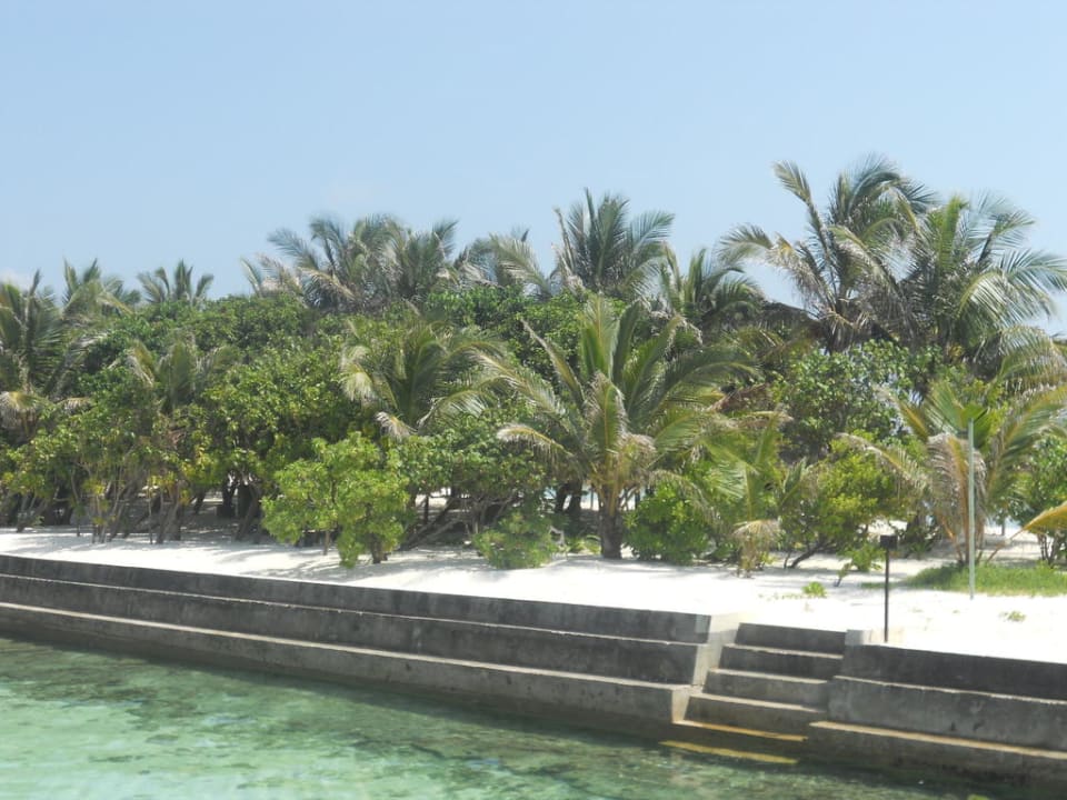 Blick vom Steg der Wasserbungis Summer Island Maldives