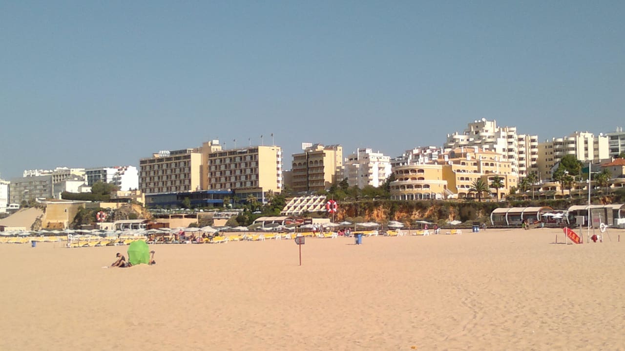 Ansicht vom Strand auf Portimao NH Marina Portimão Resort