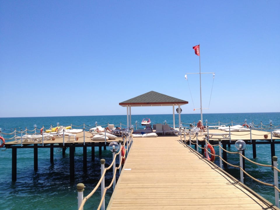 Пирс на пляже) Wyndham Garden Lara