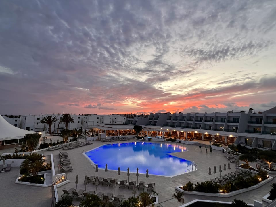 Pool Radisson Blu Resort Lanzarote (Adults Only +16)