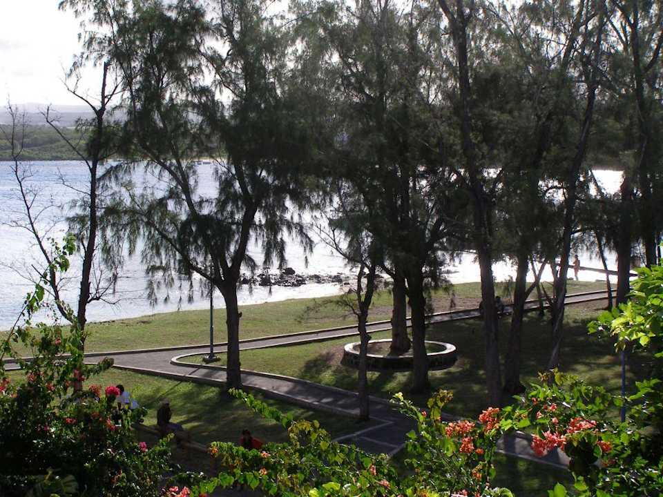 Rückseite mit öffentlichem Strand Le Peninsula Bay Beach Resort & Spa