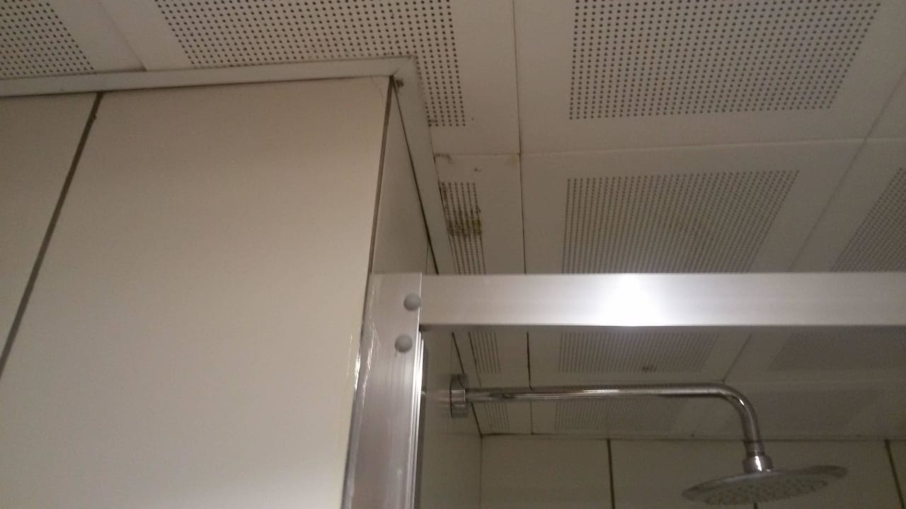 Sufit w łazience w odremontowanej części hotelu AQI Pegasos World