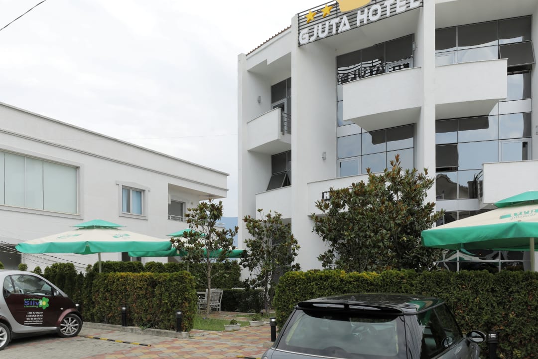 Außenansicht Hotel Gjuta