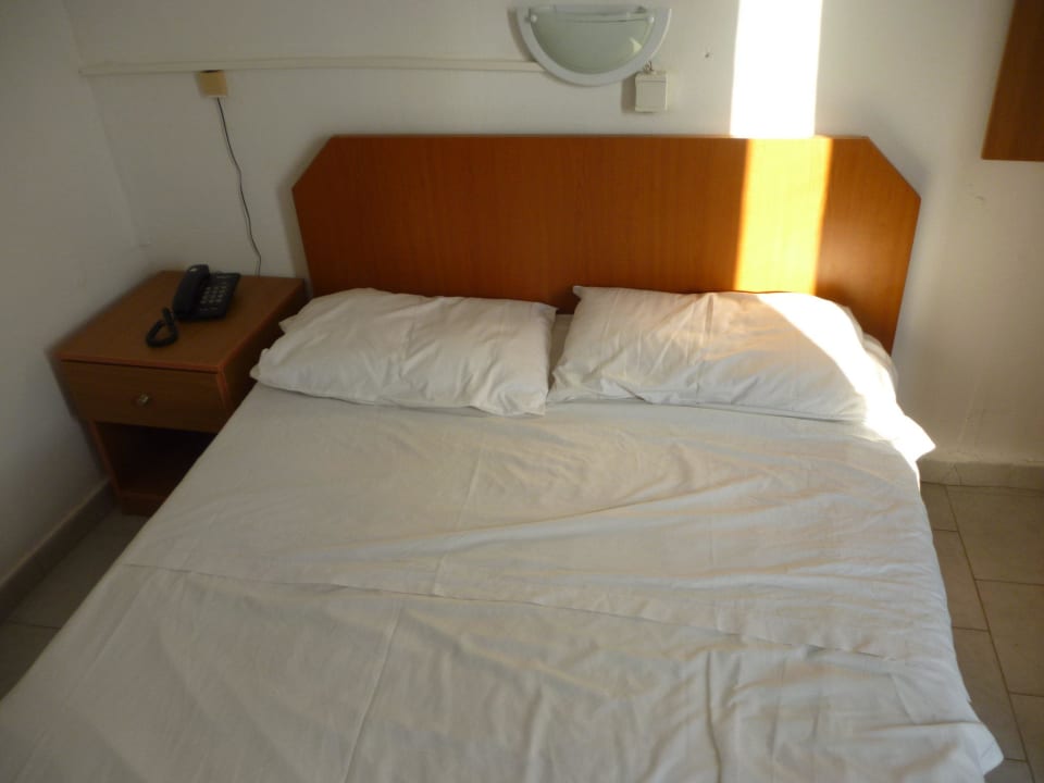 Úklid pokej - pouze srovnaná lajdácky  deka Pela Maria