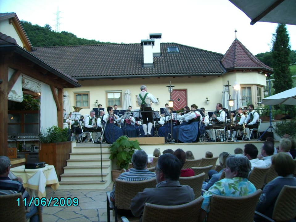 Musikkapelle Frangart auf der Hotelterrasse Hotel Spitaler