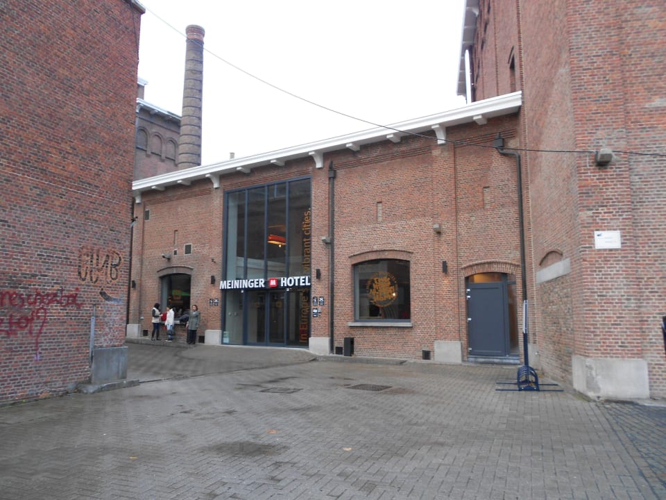 The main entrance of Meininger Hotel. MEININGER Hotel Bruxelles City Center