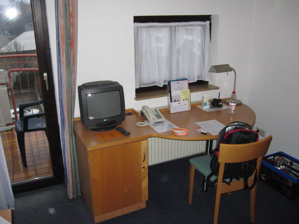 Schreibtisch mit integrierten Kühlschrank acora Karlsruhe Zentrum Living the City