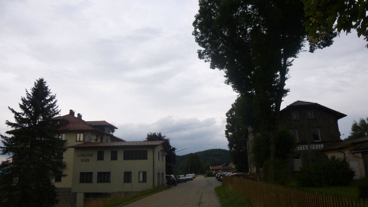 Blick von Süden mit Straße. Hotel Landgasthof Hacker