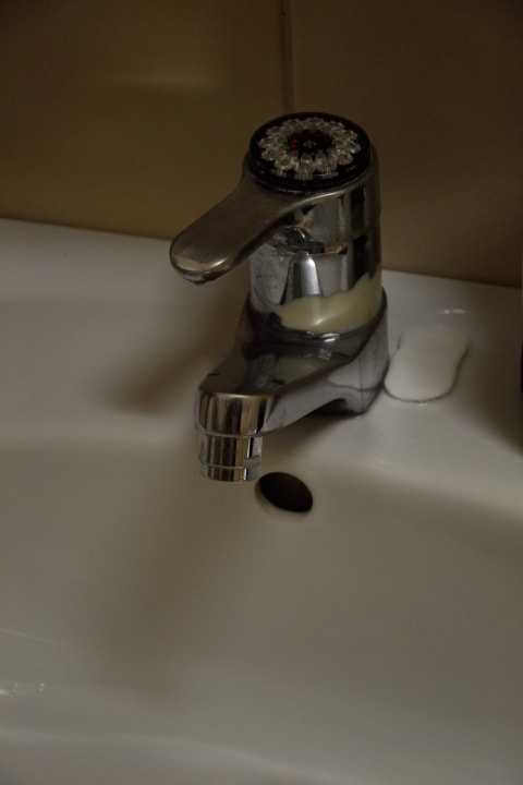 Wasserhahn am Waschbecken Alpensport-Hotel Seimler