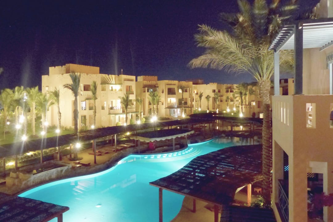 Jeden z sześciu basenów nocą Rehana Sharm Resort Aqua Park & Spa