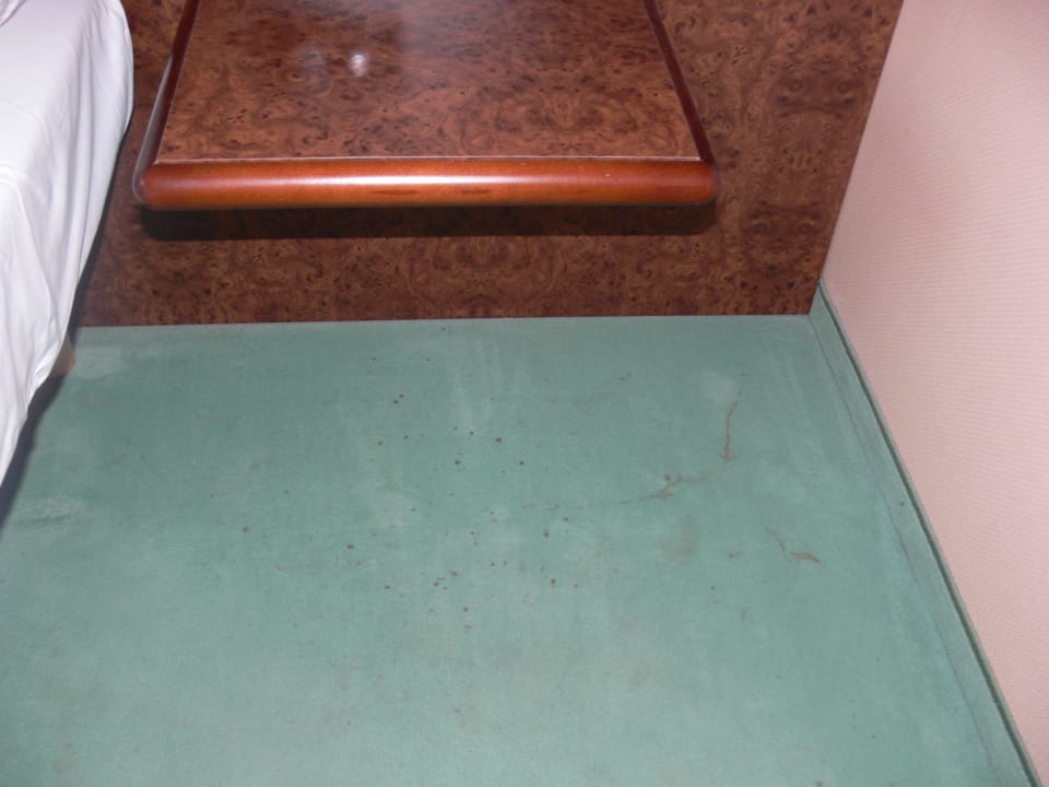 Flecken auf dem Teppich Hotel Days Inn Dessau