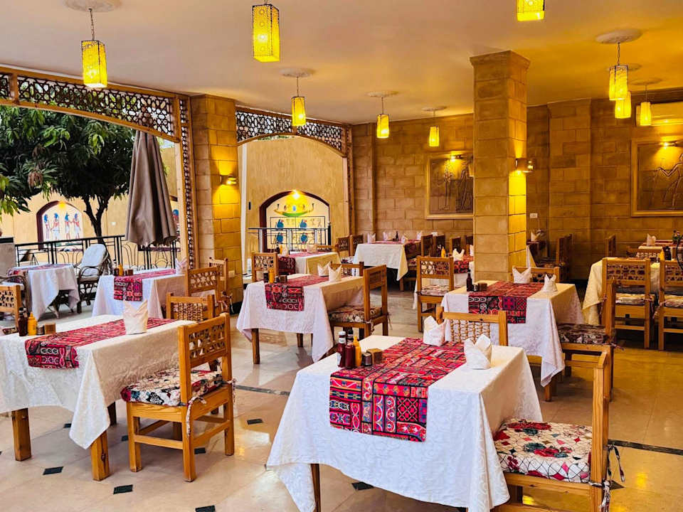 Gastro Jewel Howard Carter Hotel